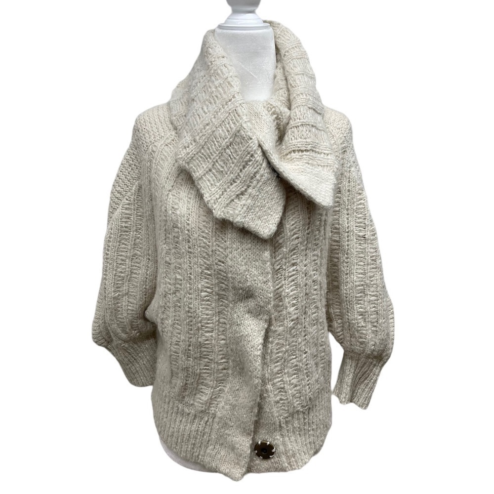 Free People chunky knit cardigan sweater with big snaps. Size Medium. Cream.